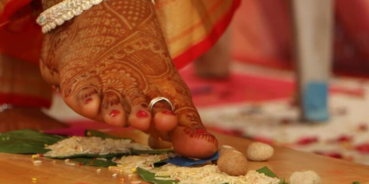 सहा फेरे होताच नवरी थांबली आणि…