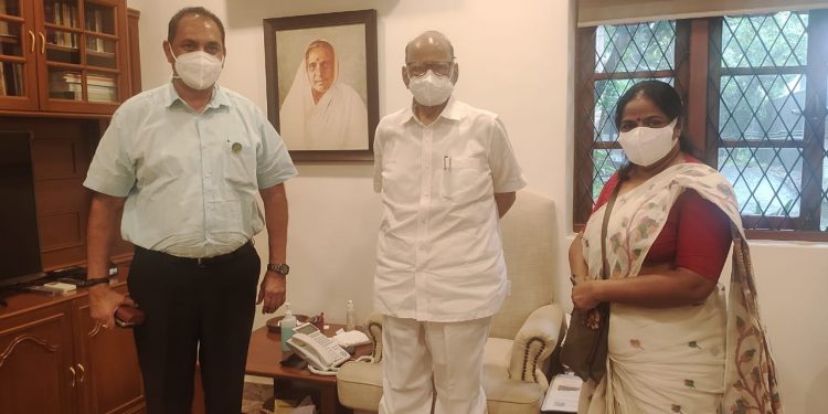 प्रतिभा शिंदे यांची शरद पवार व राष्ट्रवादी शिवसेनेच्या नेत्यांशी शेती प्रश्नाबाबत चर्चा