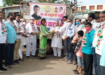 धरणगाव तालुक्यात कॉंग्रेसतर्फे धान्य वाटप