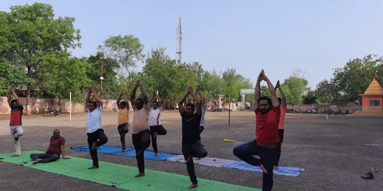 ठोंबरे विद्यालयात योगदिन उत्साहात साजरा