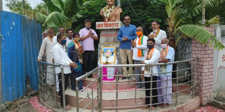 डॉ. श्यामाप्रसाद मुखर्जी यांना श्रद्धांजली अर्पण