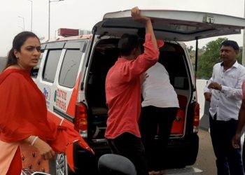 महामार्गावर अपघातग्रस्त युवकाला रुग्णालयात नेण्यासाठी रोहिणी खडसे यांनी केली मदत.