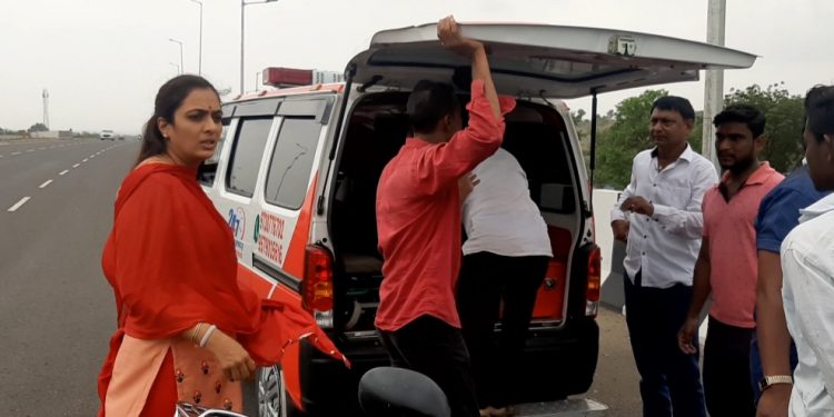 महामार्गावर अपघातग्रस्त युवकाला रुग्णालयात नेण्यासाठी रोहिणी खडसे यांनी केली मदत.