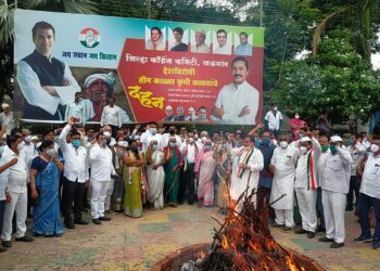 डॉ. पाटील वैद्यकीय महाविद्यालयात कृषी कायद्याचे दहन