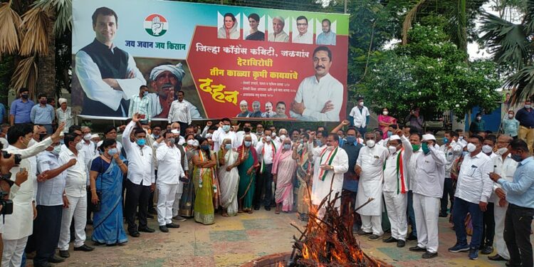 डॉ. पाटील वैद्यकीय महाविद्यालयात कृषी कायद्याचे दहन