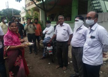 संतप्त नागरिकांनी उतरविली अमृत योजनेच्या अधिकाऱ्यांची आरती…!