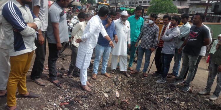 खड्ड्यात मासे, अन… वाहिली श्रद्धांजली… राष्ट्रवादीचे अनोखे आंदोलन.