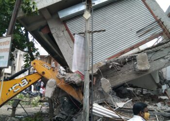 अतिक्रमित इमारत जेसिबीवर कोसळते तेव्हा…??