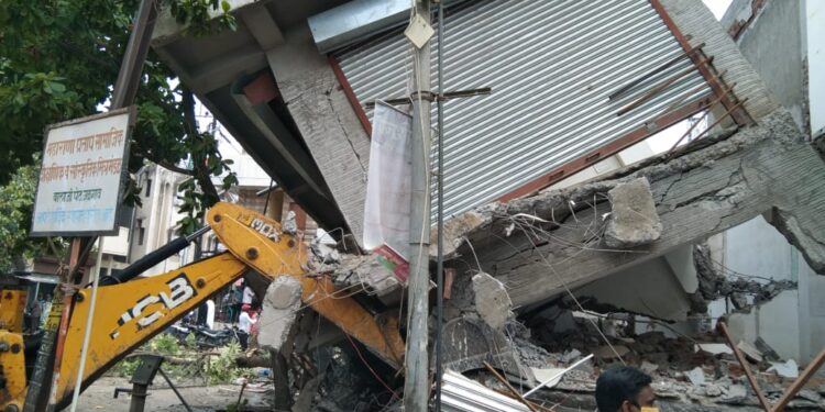अतिक्रमित इमारत जेसिबीवर कोसळते तेव्हा…??