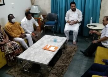 महापौर, विरोधीपक्षनेते यांची एकनाथ खडसें सोबत गुफ्तगू…