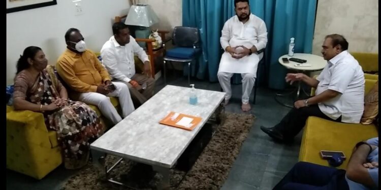 महापौर, विरोधीपक्षनेते यांची एकनाथ खडसें सोबत गुफ्तगू…