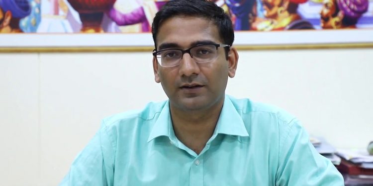 नागरिकांनी घाबरून न जाता नियमांचे पालन करावे – जिल्हाधिकारी राऊत.