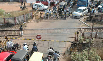 रेल्वे गेट उड्डाणपुलाच्या कामाच्या हालचाली सुरु