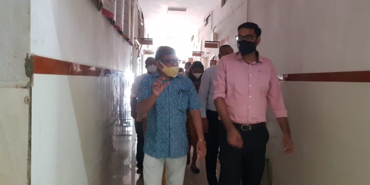 पाल ग्रामीण रुग्णालयास जिल्हाधिकारी यांची भेट