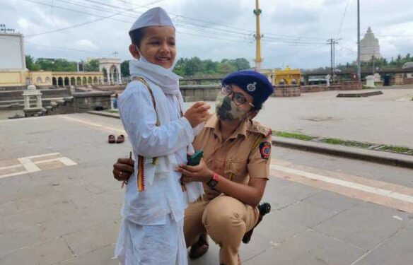 भेटी लागे जीवा… महिला पोलिस अधिकाऱ्याला एक चिमुकला वारकरी दिसला अन….