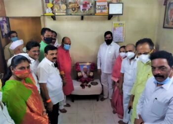 एकनाथ शिंदे यांनी केले सोनवणे कुटुंबियांचे सांत्वन