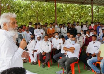 कृषी मंत्री दादा भुसे यांचा शेतकर्यांशी संवाद