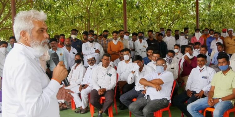 कृषी मंत्री दादा भुसे यांचा शेतकर्यांशी संवाद