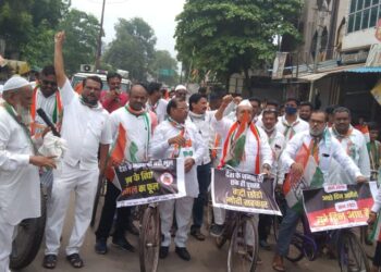 महागाईच्या विरोधात यावल येथे कॉंग्रेसची सायकल रॅली