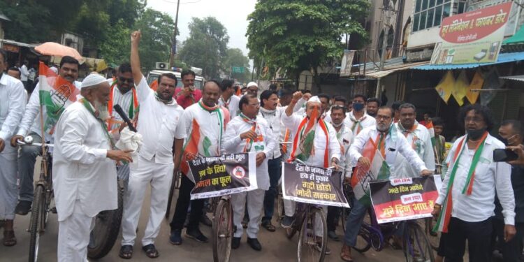 महागाईच्या विरोधात यावल येथे कॉंग्रेसची सायकल रॅली