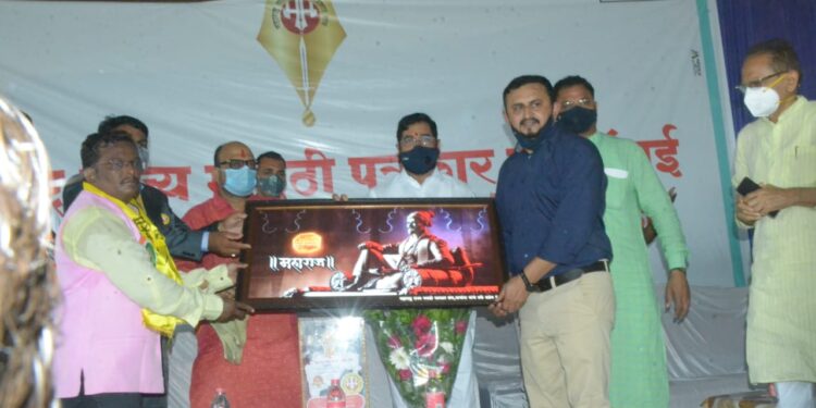 डॉ. भूषण मगर यांचा ना. एकनाथ शिंदे यांच्या हस्ते कोरोना योद्धा सन्मान