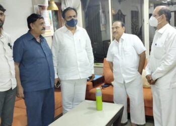 मंत्री जयंत पाटील आणि एकनाथ खडसे यांच्यात गुप्तगू