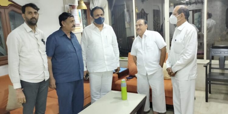 मंत्री जयंत पाटील आणि एकनाथ खडसे यांच्यात गुप्तगू