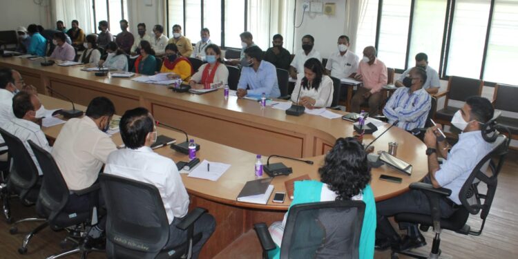 धुळ्यात जिल्हाधिकाऱ्यांची कोरोन विषाणू आढावा बैठक