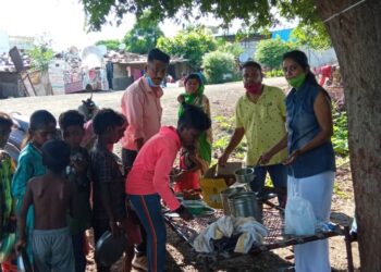 जनमत प्रतिष्ठानतर्फे मन्यारखेडा शिवारामध्ये अन्नदान
