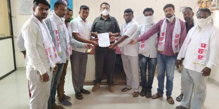 पिक विम्याची रक्कम न देणाऱ्या बँकावर गुन्हे दाखल करण्याची प्रहार संघटनेची मागणी