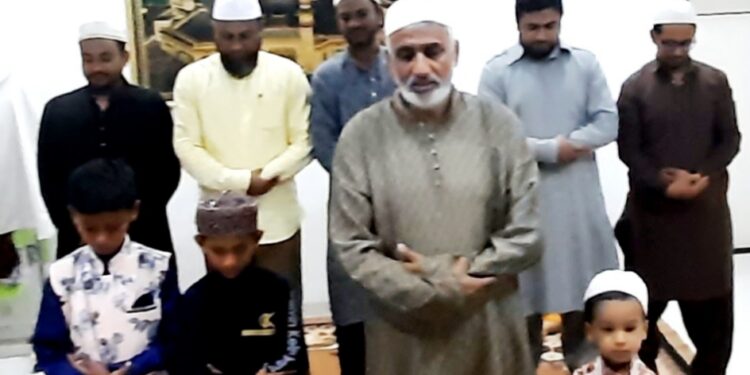 जळगावात ईद साधेपणाने उत्साहात साजरी