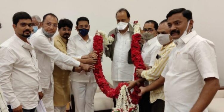 अजित पवार यांचा जिल्हा मजूर फेडरेशन तर्फे सत्कार