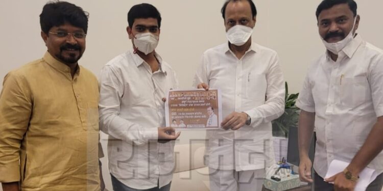 ‘ती’ लक्षवेधी जाहिरात बघून ‘अजितदादा’ ही भारावले..