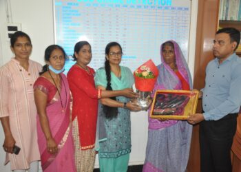 वेळीच समयसूचकता दाखवणाऱ्या ‘त्या’ महिलेचा पोलीस दलातर्फे सत्कार