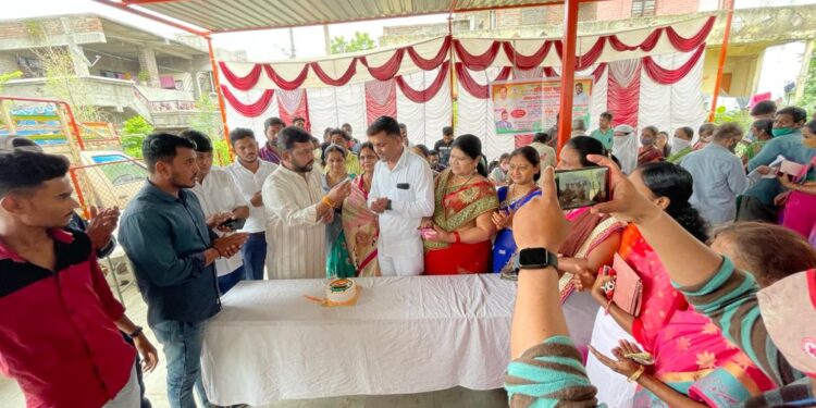 अभिषेक पाटील फाऊंडेशनतर्फे आयुष्यमान भारत कार्डचे वाटप