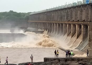 हतनूर धरणाचे १२ दरवाजे पूर्ण उघडले