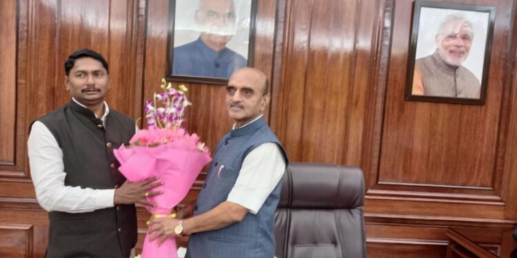 केंद्रीय राज्य अर्थमंत्री डॉ. भागवत कराड यांची वसंत मुंडे यांनी घेतली भेट