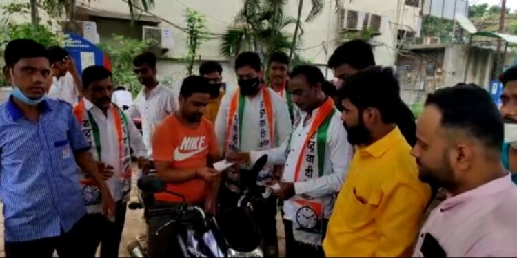 भुसावळात चक्क ६२ रुपये पेट्रोल ; अजित पवारांच्या वाढदिवसानिम्मित्ताने राष्ट्रवादीचा उपक्रम