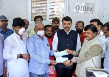 आत्महत्या केलेल्या स्वप्नील लोणकरच्या कुटुंबाला आ. मंगेश चव्हाण यांची ५ लाखाची मदत