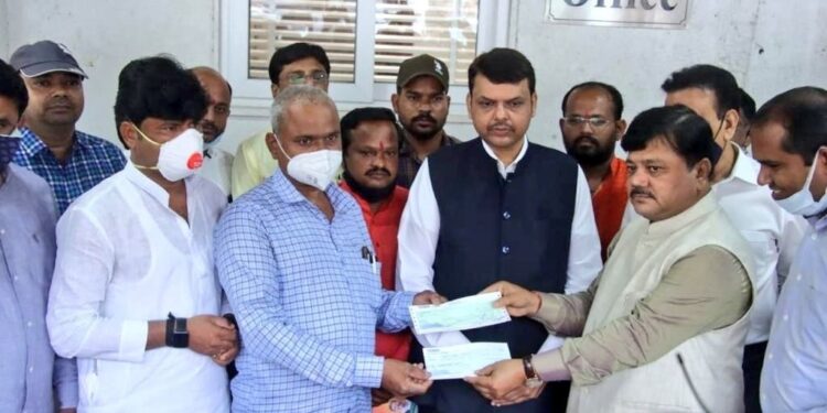 आत्महत्या केलेल्या स्वप्नील लोणकरच्या कुटुंबाला आ. मंगेश चव्हाण यांची ५ लाखाची मदत