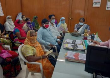 लोक संघर्ष मोर्चाचा जिल्हा पुरवठा अधिकाऱ्यांना घेराव