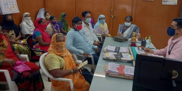 लोक संघर्ष मोर्चाचा जिल्हा पुरवठा अधिकाऱ्यांना घेराव