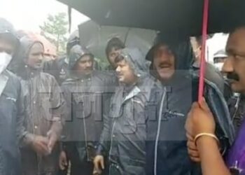 गिरीश महाजन धावले महापुरग्रस्तांच्या मदतीला