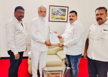 कृषी मंत्री दादा भुसे यांना शेतकऱ्यांच्या मागण्यांचे निवेदन