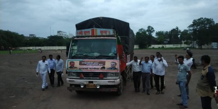 पूरग्रस्तांच्या मदतीसाठी धावल्या भाजपा व जी. एम. फाउंडेशनच्या पाच ट्रक