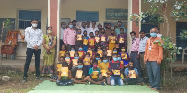 युवसेनेतर्फे गरजू विद्यार्थ्यांना शालेय साहित्य वाटप