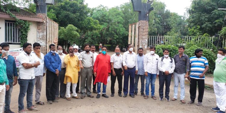 कर्मवीर दादासाहेब गायकवाड नामांतर कृती समिती तर्फे जिल्हाधिकारी कार्यालयासमोर निदर्शने