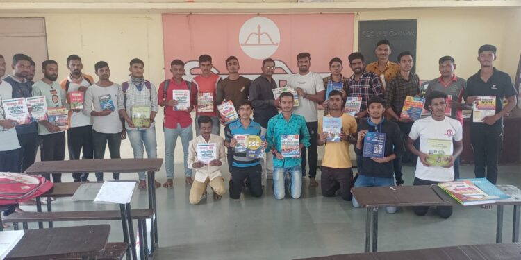 डॉ हर्षल माने यांचा अनोखा उपक्रम ; स्पर्धा परीक्षाचा आभ्यास करणाऱ्या विद्यार्थ्यांना मोफत पुस्तके