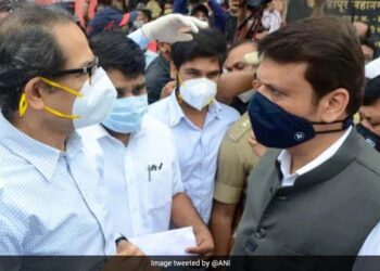 पूरग्रस्तांच्या मदतीवरून ठाकरे – फडणवीस ‘आमनेसामने’