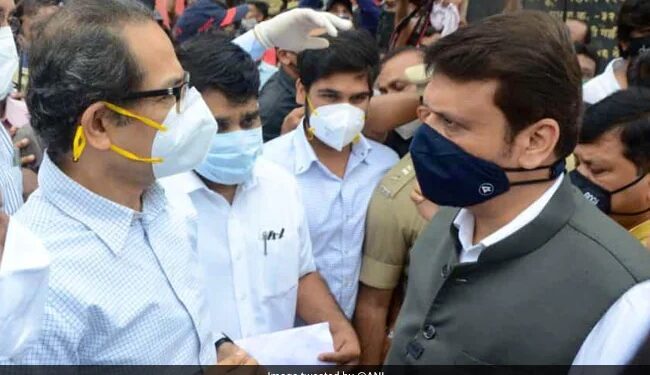 पूरग्रस्तांच्या मदतीवरून ठाकरे – फडणवीस ‘आमनेसामने’